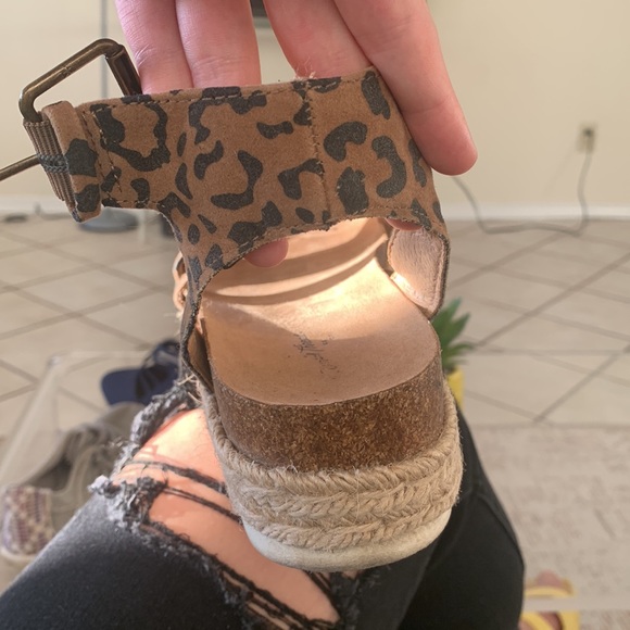 Size 8 cheeta patterned platform sandals from Target (Universal Thread). - Picture 3 of 3